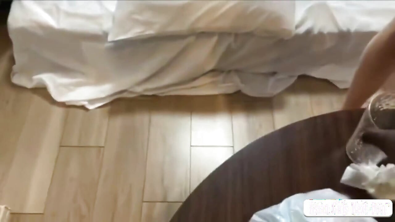 יפהפייה צמודה חמודה עם שני גברים, סצנת 3p נועזת מובילה לרגע של גמירה פנימית אינטנסיבית