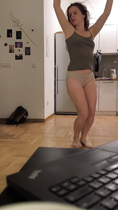 Princesinha em Casa Está Sozinha. Ela Dança