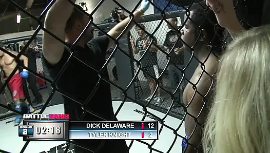 Блондинка-шлюшка раздвигает ноги для огромного донга