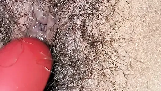 Mainan memek berbulu setelah creampie