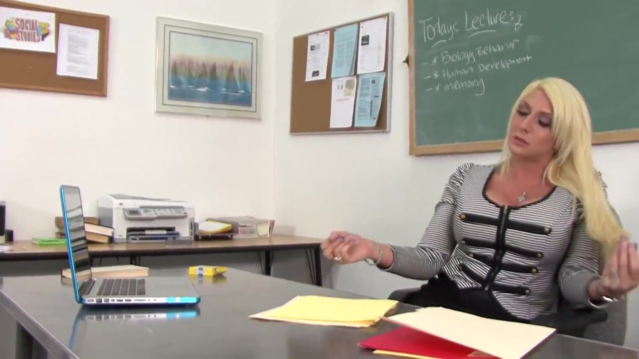 ブロンドとふっくらしたお尻クソ