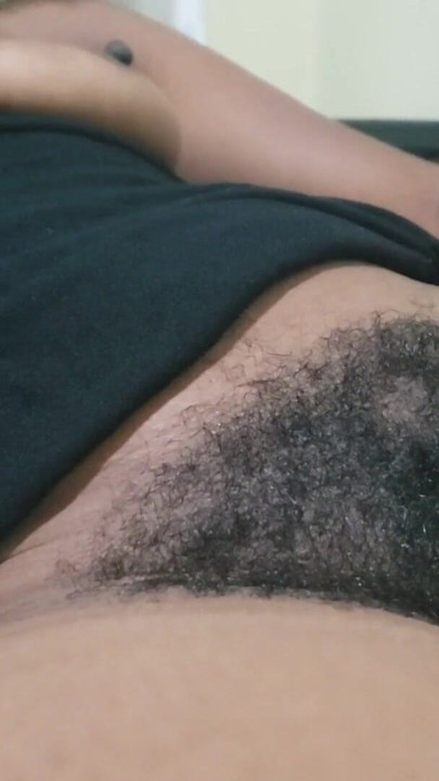 Harige & charmante babe straalt natuurlijke allure uit met zachte sensuele aanwezigheid en een intieme, betoverende sfeer | Clip 1