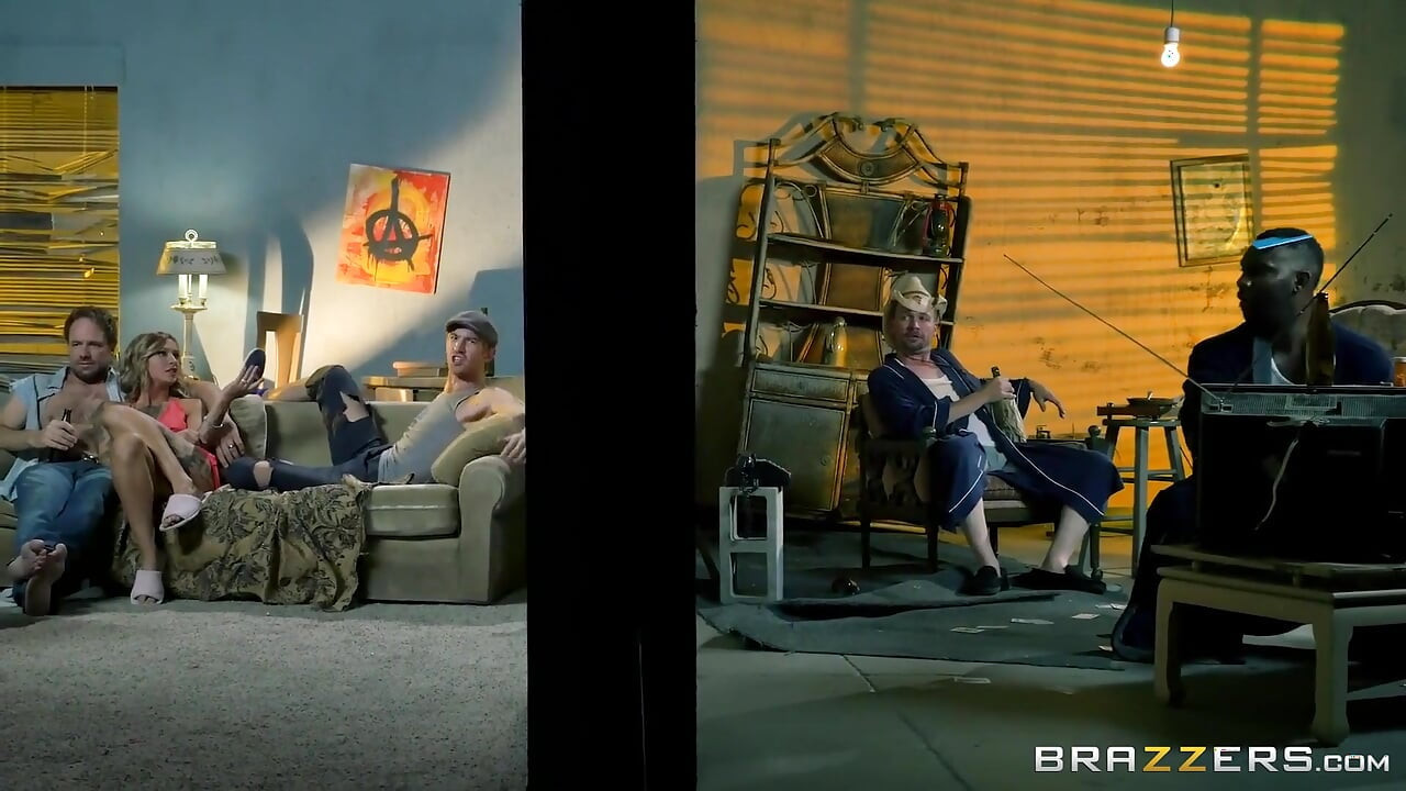 Brazzers - Kleio Valentien tatuada e Danny filmam um vídeo de sexo barulhento o dia todo em um bairro perigoso