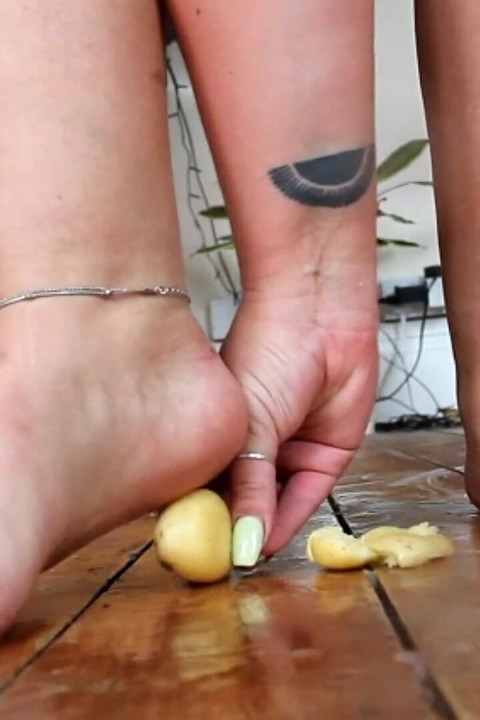 赤脚水果和蔬菜压碎