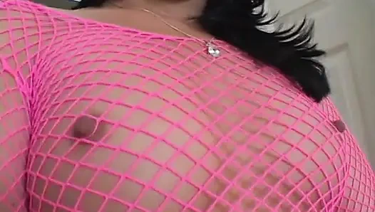 Üç adam bu muhteşem esmeri sikiyor ve yüzüne üç büyük boşalma yapıyor