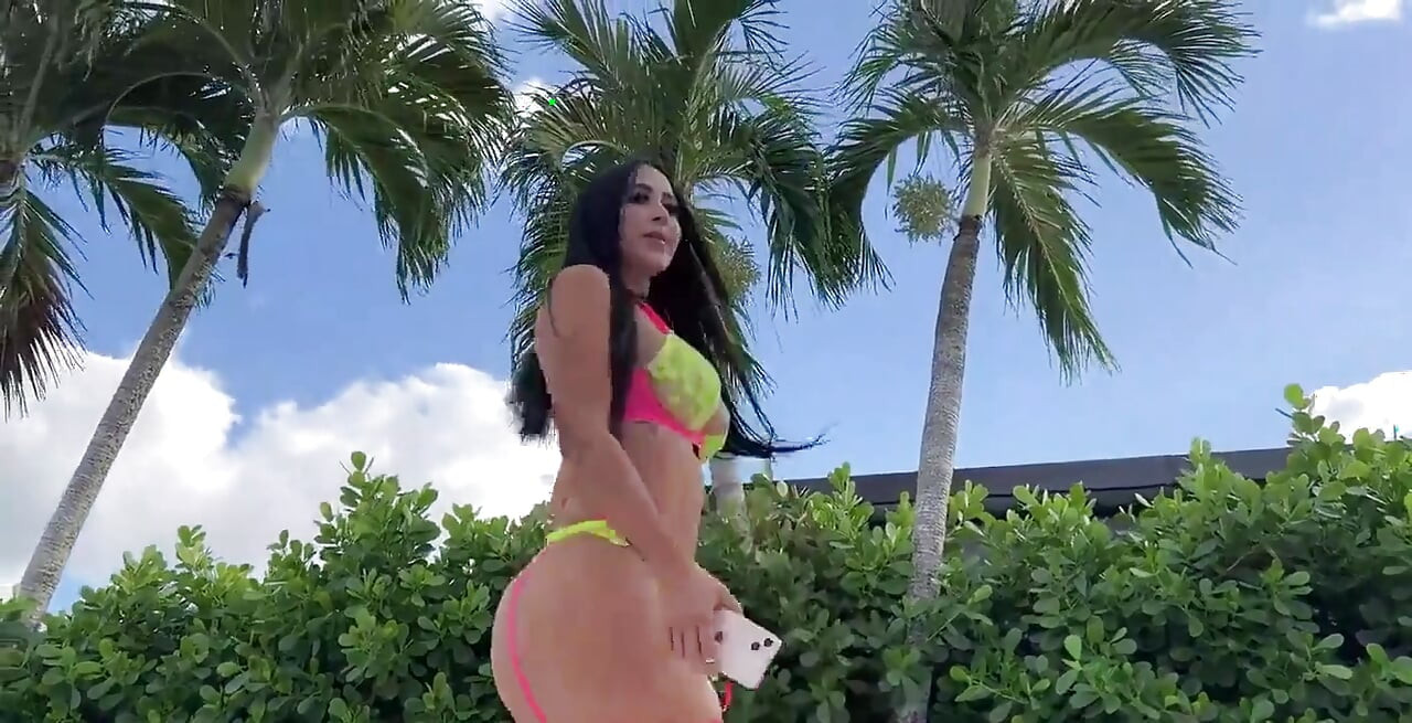 ホットなラティーナのヴァレリー・ケイが私の大きなペニスを奪い、プールサイドで素晴らしい日に激しく突かれ、私のチンコの一寸一寸を愛しています