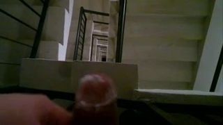 Masturbándose en las escaleras