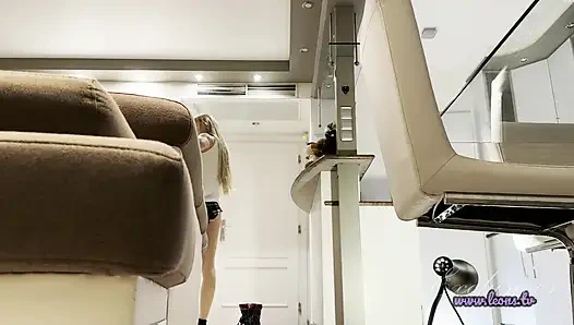 Schlank, fittes sportlehrer-fitness-model, heiße enge muschi, neue ehefrau ohne höschen zu hause, um zu necken und ihren nackten arsch zu zeigen