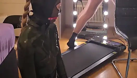 Ağzı tıkalı lateks köle kız koşu bandında midilli topuklu ayakkabılar ve bale çizmeleri içinde yürüyor ve sonunda orgazm oluyor ve yüzüne boşalıyor