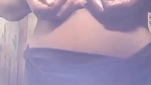 Моя Мачеха Показывает Свои Сиськи Мне, Пока Я Смотрю