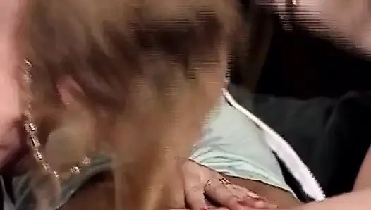 Zwei amateur-schätzchen aus deutschland befriedigen schwanz zusammen im dreier