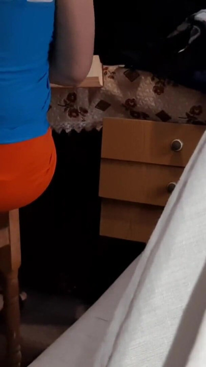 Semasa jiran saya sedang tulis kertas istilahnya, teman wanitanya menggoda saya dan kita pancut pada masa yang sama | Klip 1