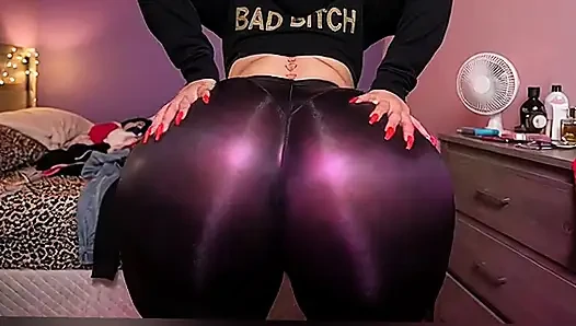 Ibu tiri pantat bahenol ini lagi asik twerking dari belakang dan bugil di balik celana dalam thong hitamnya