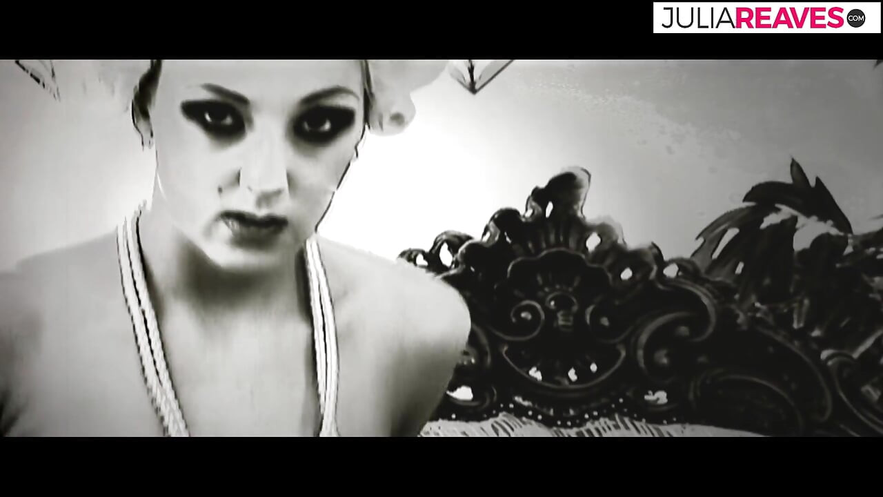 Buceta apertada é aberta e penetrada com um vibrador