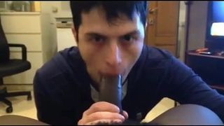 Un jeune garçon mexicain blanc suce une bite noire en mangeant du sperme