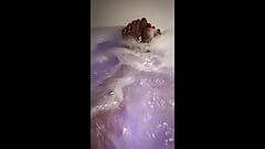 Chloe Soles - фут-фетиш рабыня поклоняется сексуальным ступням во время ванны с госпожой