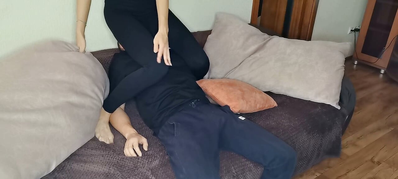 我穿着打底裤坐在他脸上.
