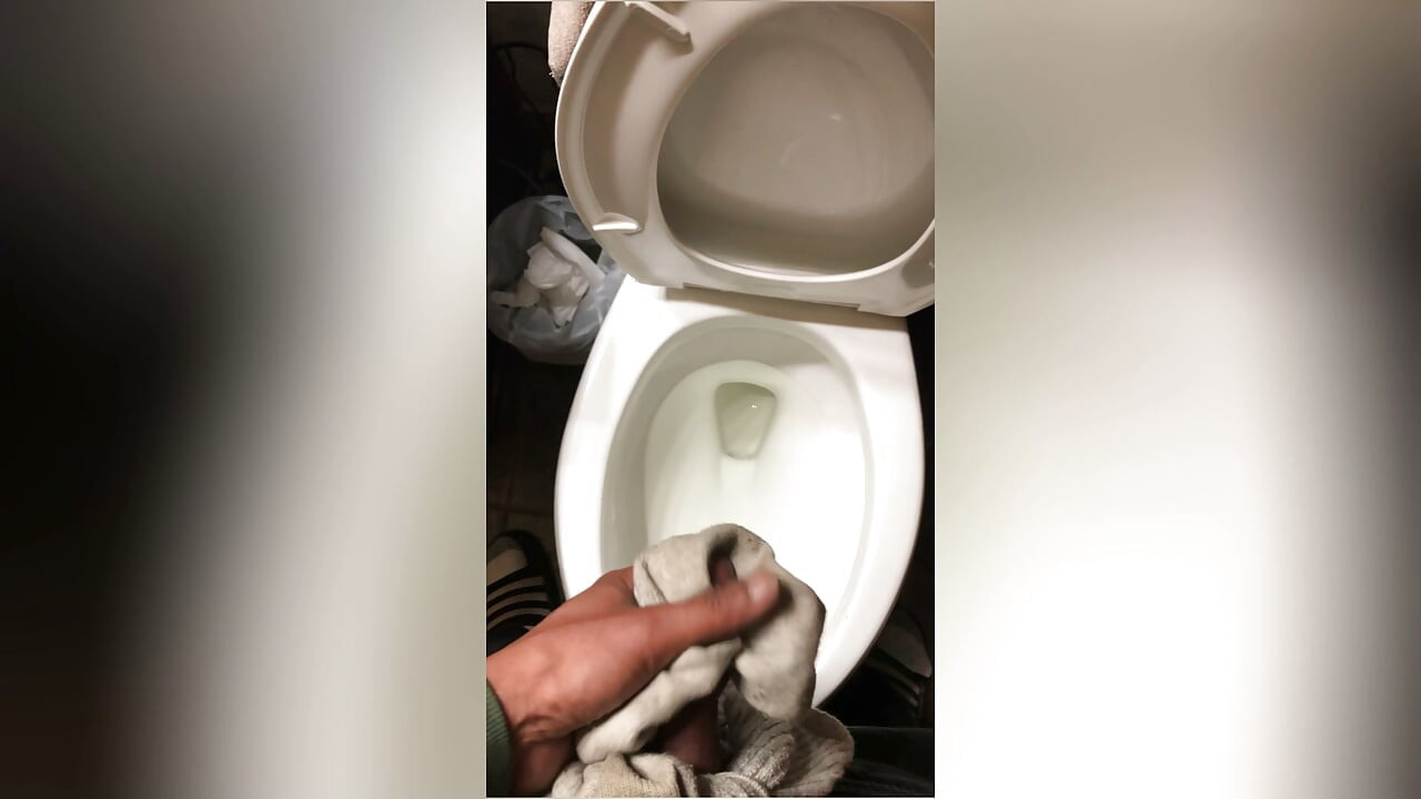 BIG DAVES SOX GET CUMMED IN THE BATHROOM
