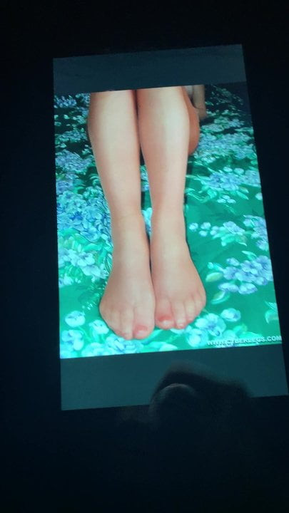 Brianna Cyberlegs Pantyhose feet cum tribute