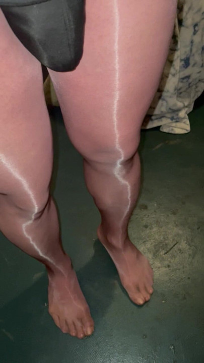 Shiny tan pantyhose