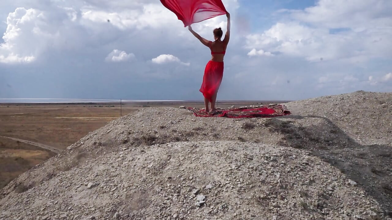 Στην κορυφή του λόφου με κόκκινη σημαία