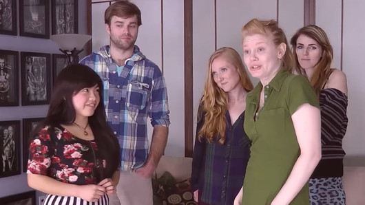 Fete noi se alătură unui joc sălbatic Strip Rock Paper foarfecă