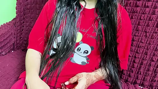 Seksi Hintli üvey kız kardeşim benimle sikiştiği için çok mutlu oluyor