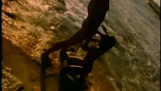 Lustvolle brünette reitet einen langen harten schwanz im meer