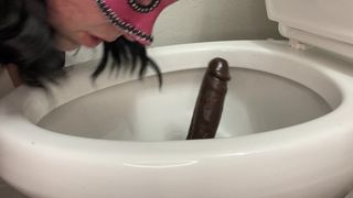 Sissy toilet hoer grote zwarte lul training
