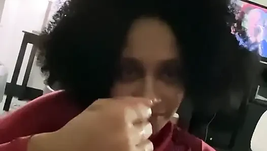 Leena Rayz - sklavin mit kleinen und hübschen händen streichelt einen glänzenden weißen schwanz