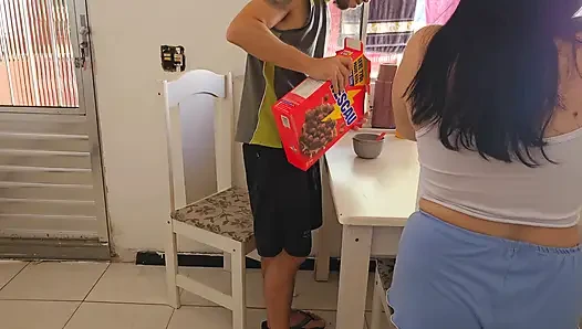 Üvey kız kahvaltıda daha fazla bir şey istedi, ben de ona çiğ sosis verdim