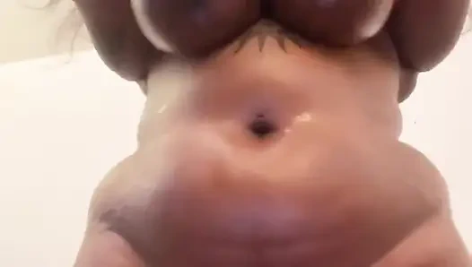 Pantat montok & toket besar alami