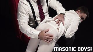 Masonicboys meester papa draagt billenkoek en melkt Austin Young
