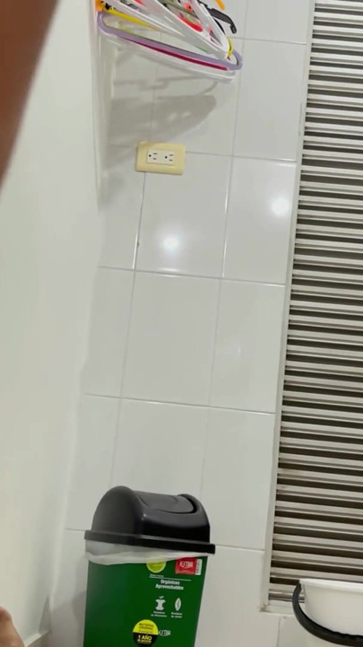 Моя зведена сестра з великими сідницями обожнює терти своїм сексуальним пірсингом язика об мій величезний пеніс, поки я не кінчу на її миле личко.