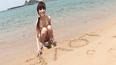 Худа японська тіпа насолоджується фотосесією на пляжі