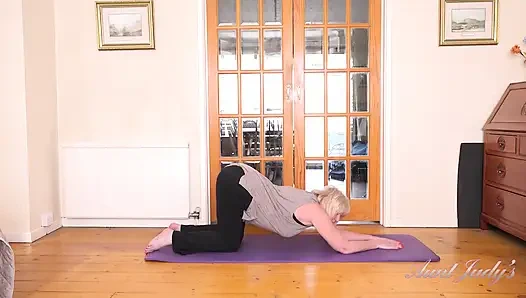 Auntjudys - Грудастая Зрелая Милфа Миссис Эми - Шаловливая Йога-тренировка