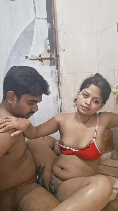 Adik tiri dan adik tiri berbagi ranjang dan ngentot habis-habisan