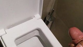Melancap di bilik air hotel