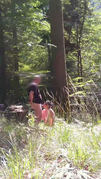 Żona ekshibicjonistka pijąca siki i biorąca bukkake w lesie | Klip 1