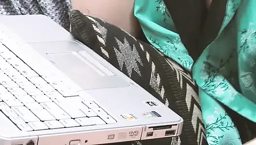 Edepsiz orta yaşlı seksi kadınlar sahne 4_a çift büyük memeli lezbiyenler çift dildoyla birbirlerini sikiyor