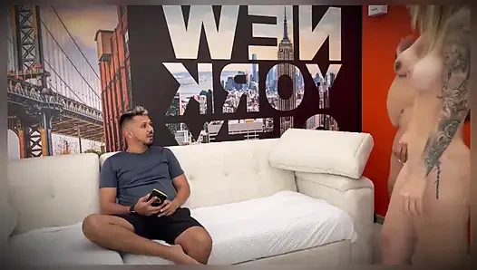 Saya menyewa dua striper untuk meminyaki tubuhnya meniduri vaginanya yang ketat