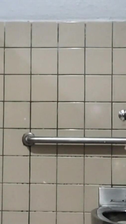 Moment emblématique de « Plus de vieux nu et se masturbe dans l’étal de la chambre des gros »