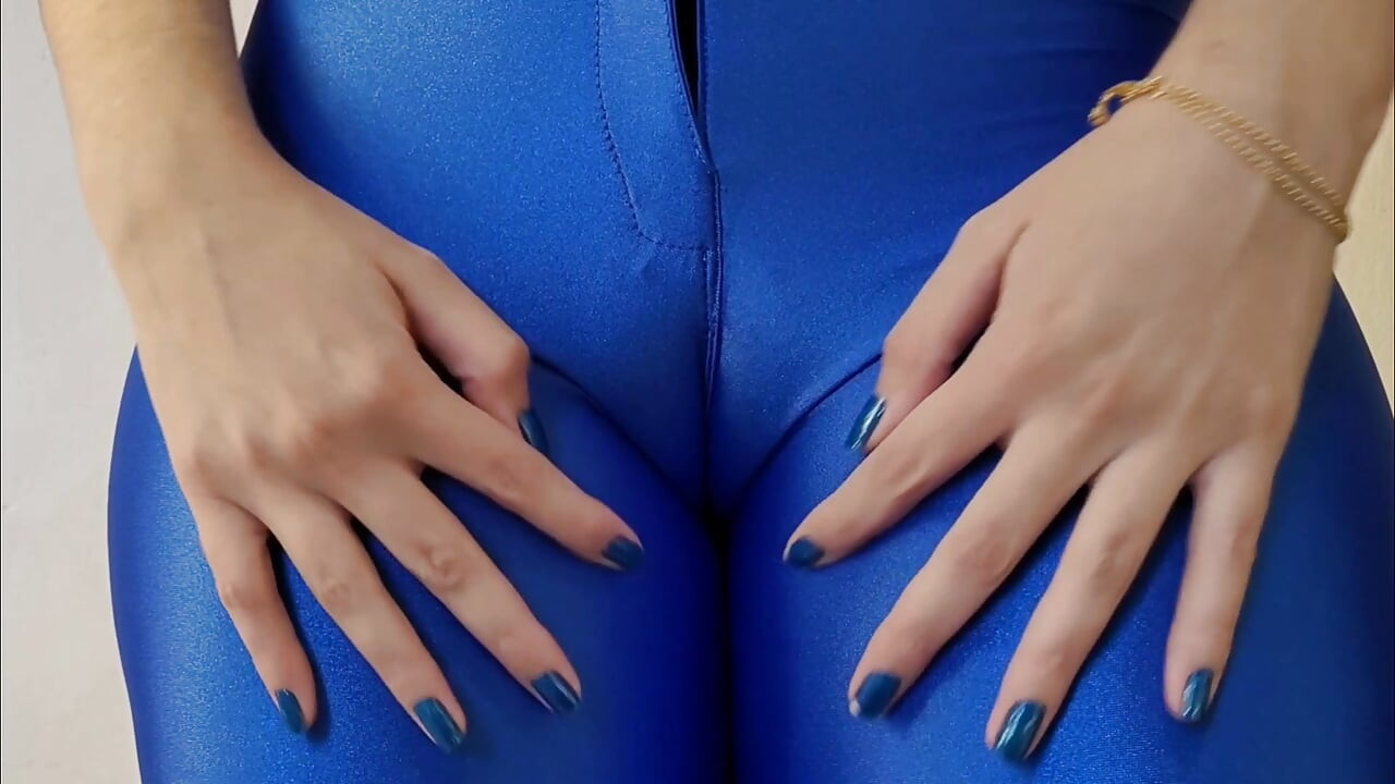 Culo grande y caliente con leggings mostrando cameltoe peludo