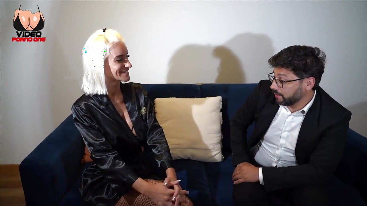 Devasa Göğüslü Sarışın MILF Mümkün Olduğunca Sert Sikişmek Istiyor!