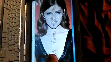 Anna Kendrick boşalıyor