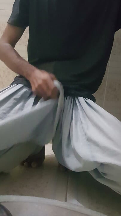 Punheta no banheiro