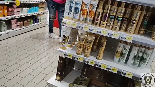 Crazy Rebeca Addams в джинсах и баттре в супермаркете