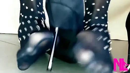 Sinnliches baumeln und verführen in schwarzer Wolford strumpfhose und black pumps mit Metal Heels