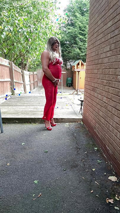 Sexy transvestiert kellycd2022 in sexy rotem jumpsuit und high heels