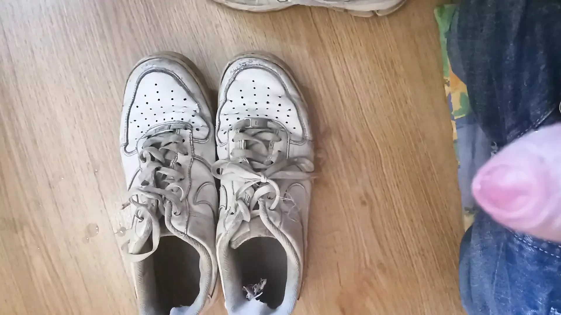 Branle avec les baskets d'un pote